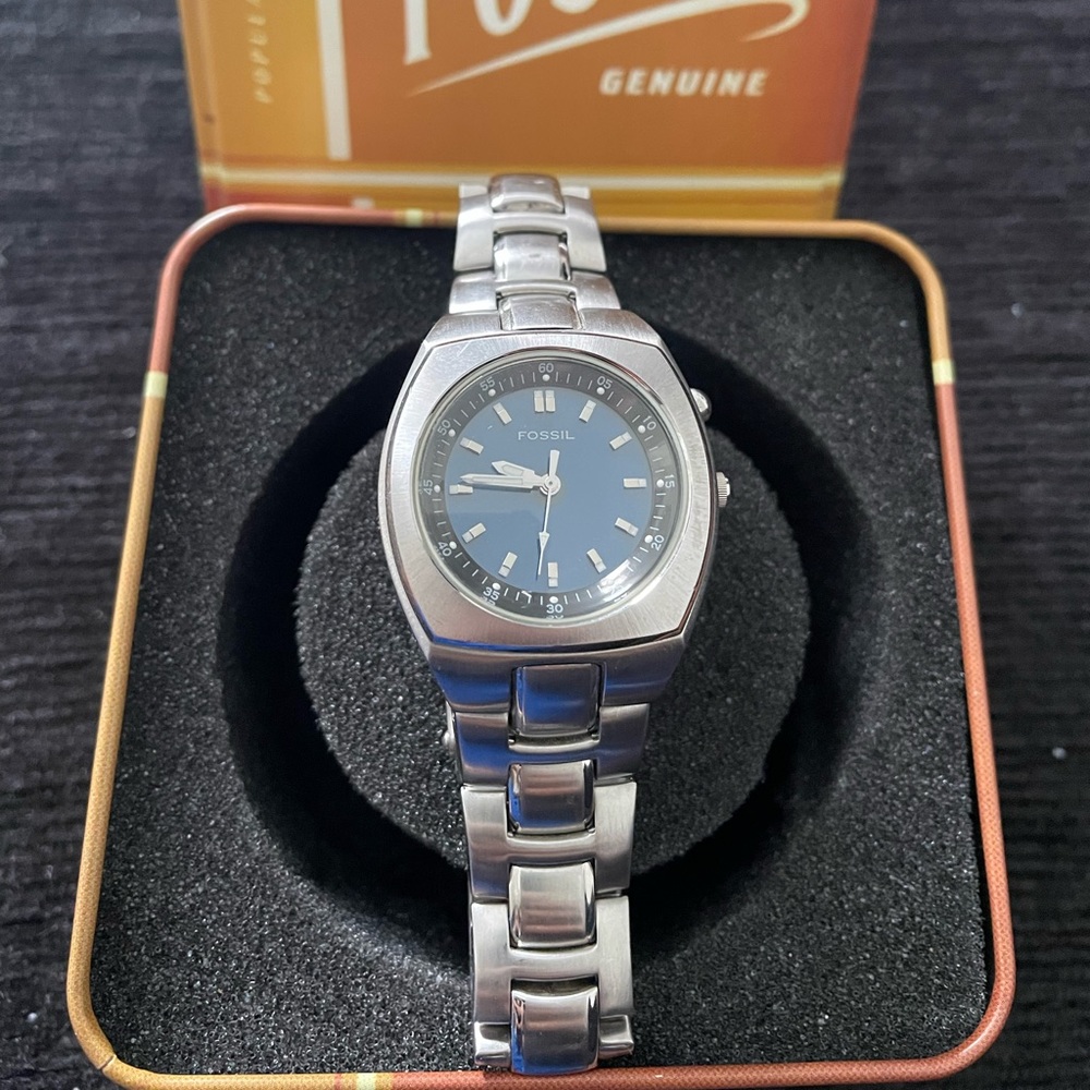 Fossil Blue 100 Meters/339 FT water resistant box included. In great condition